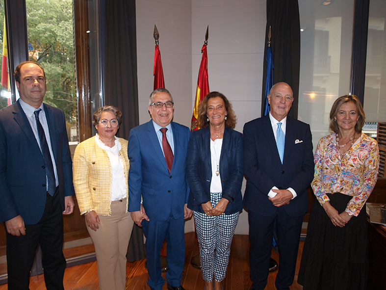 René Capote (consejero económico comercial de la Embajada), Ana Belkys (consejera en temas de Salud de la Embajada), Marcelo Medina (embajador de Cuba En España), Isabel Peñaranda (directora Territorial de Comercio e ICEX en Navarra), Javier Taberna (presidente de la Cámara de Comercio), Ana Cañada (responsable de Internacionalización de la Cámara de Comercio.