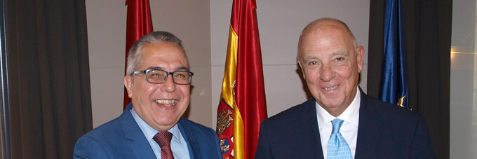 El presidente de la Cámara de Comercio de Navarra con el Embajador de Cuba en España.