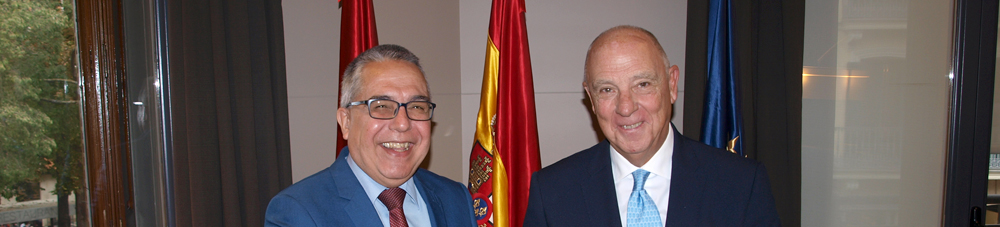 El presidente de la Cámara de Comercio de Navarra con el Embajador de Cuba en España.