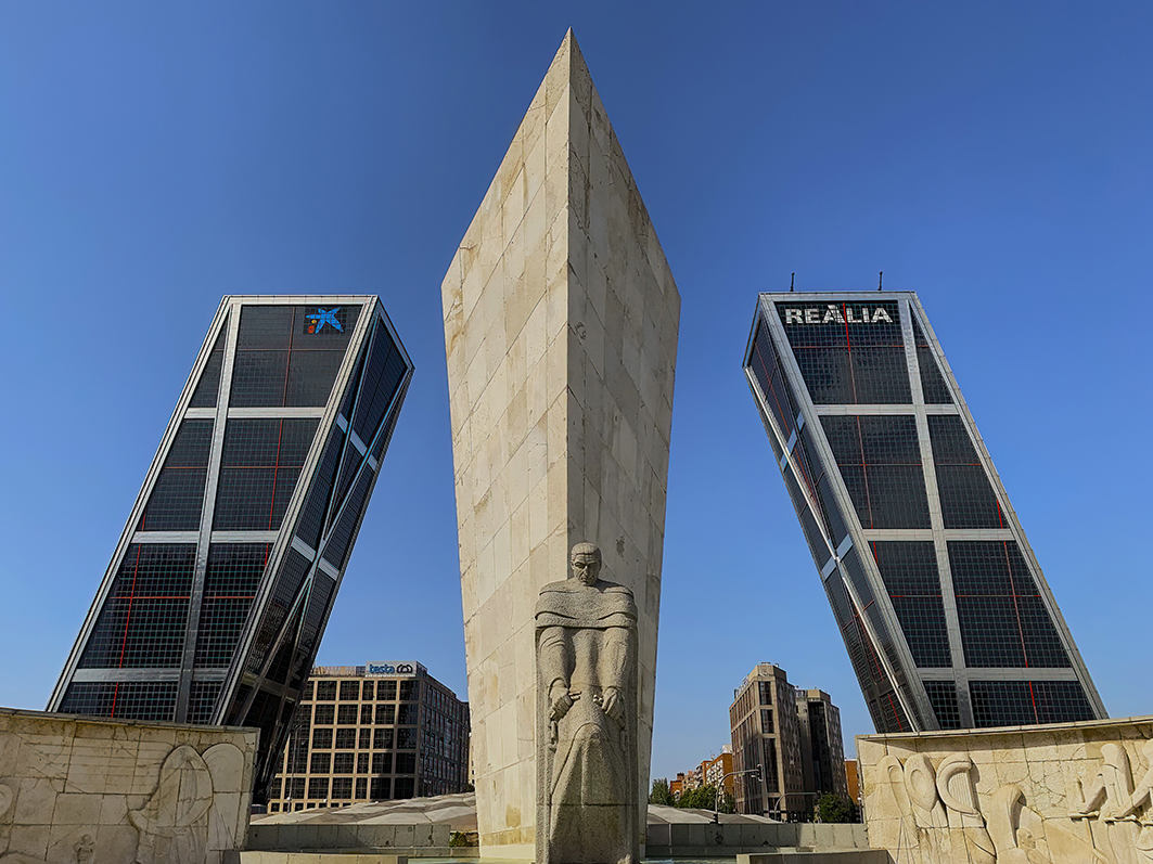 La Puerta de Europa: Torres Kio y Monumento a Calvo Sotelo, Madrid (España)